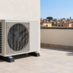 Unità esterna di un climatizzatore installata in uno spazio libero e ventilato durante una giornata soleggiata